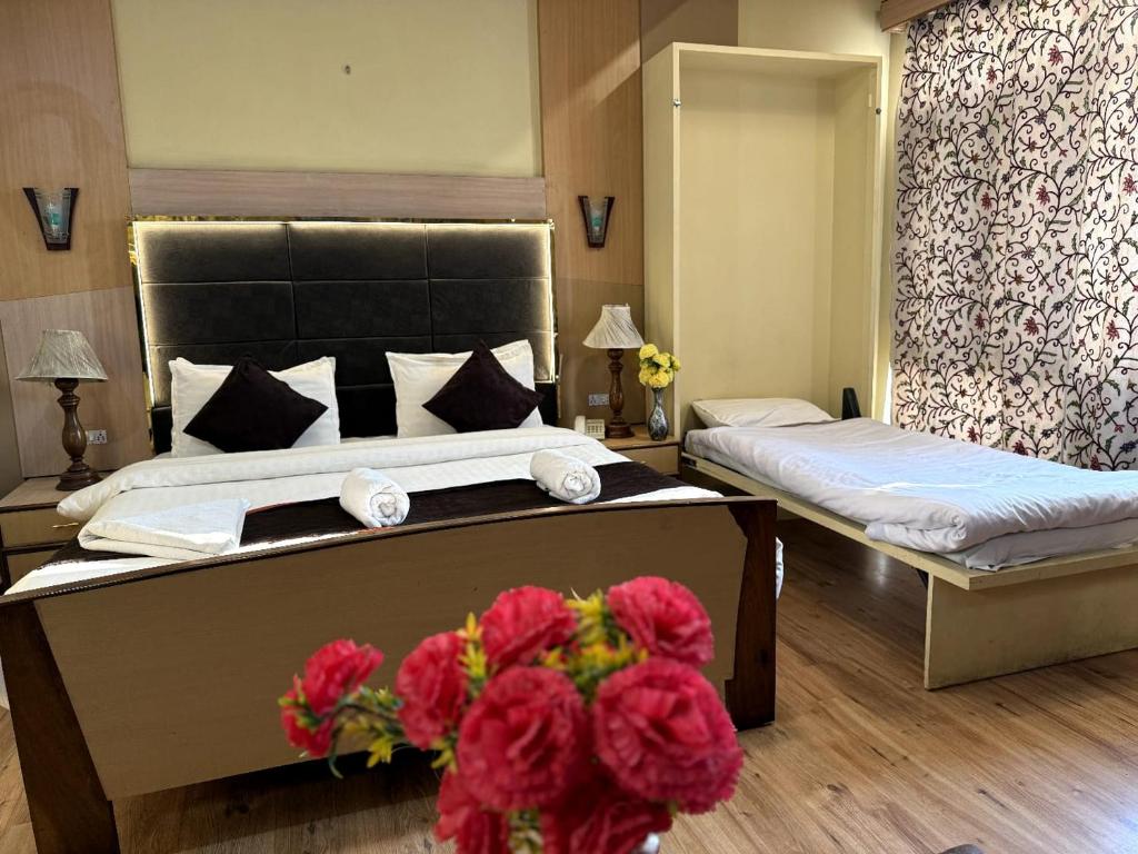 Postel nebo postele na pokoji v ubytování Hotel New Mamta