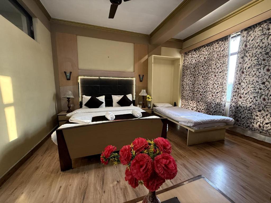 Postel nebo postele na pokoji v ubytování Hotel New Mamta