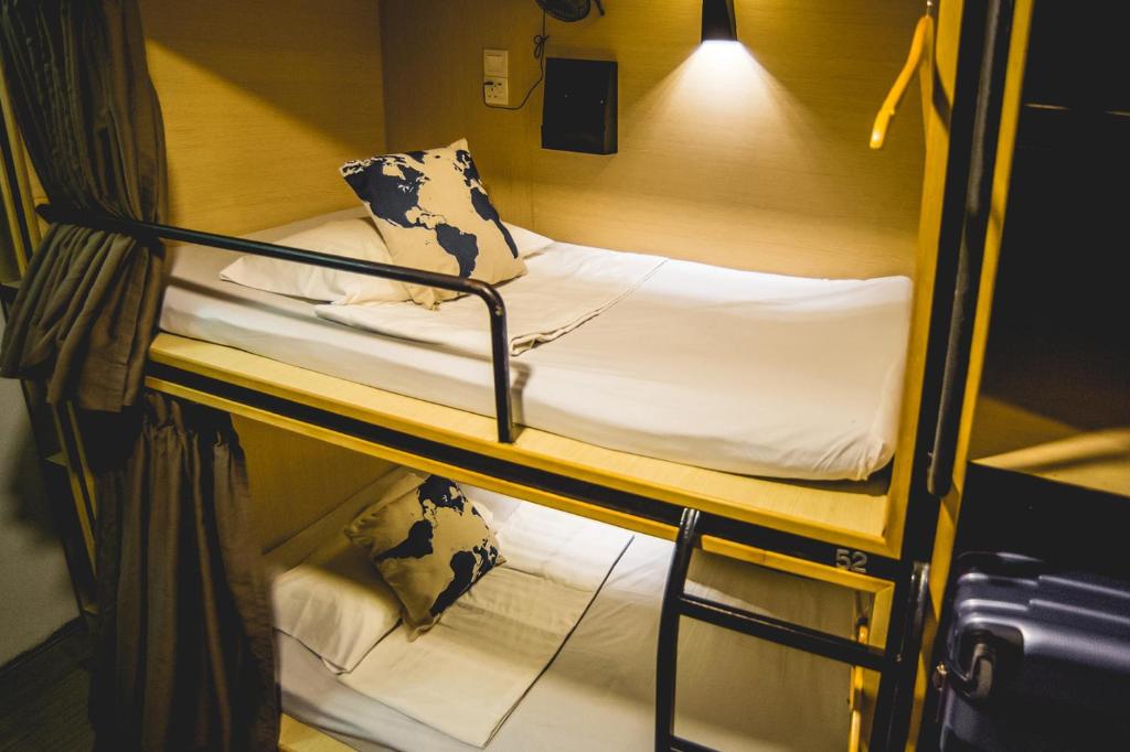 Postel nebo postele na pokoji v ubytování Traveller Bunker Hostel