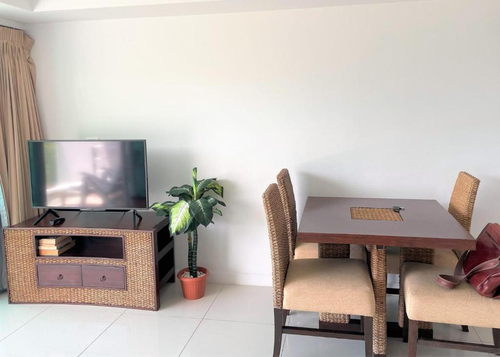 TV a/nebo společenská místnost v ubytování Sea view apartment at Kata Ocean View by Lofty
