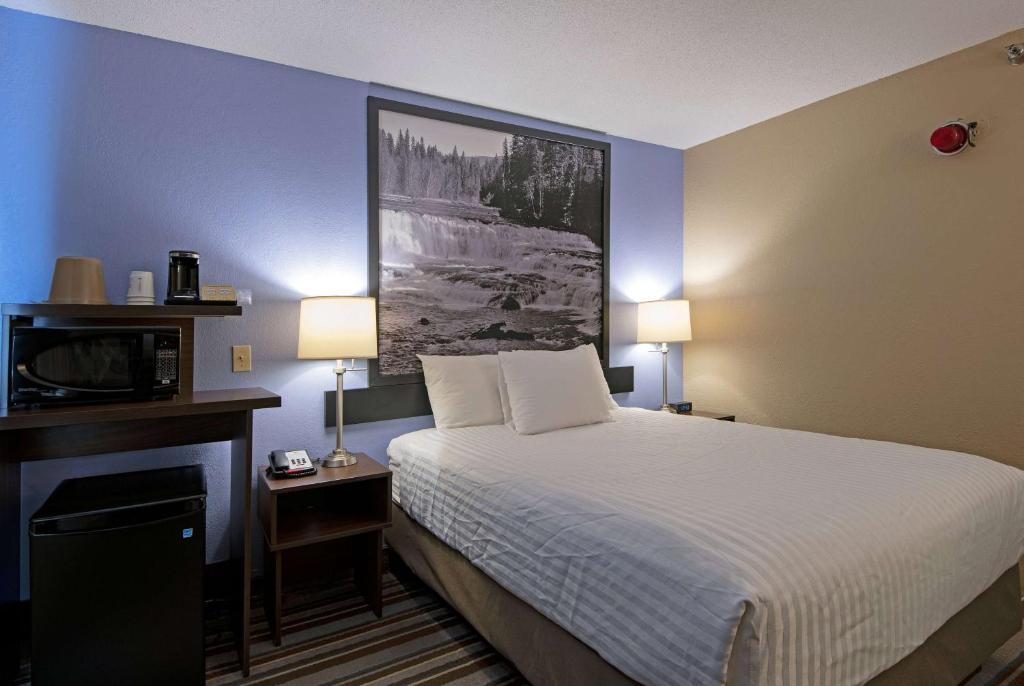 Postel nebo postele na pokoji v ubytování Super 8 by Wyndham Kamloops On The Hill