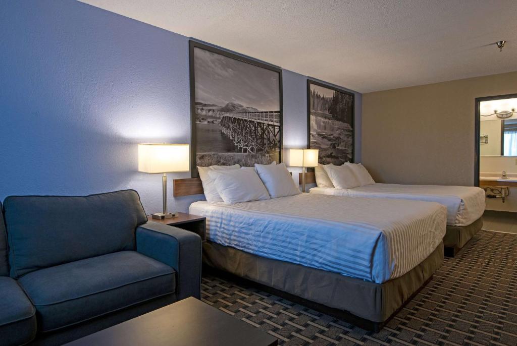 Postel nebo postele na pokoji v ubytování Super 8 by Wyndham Kamloops On The Hill