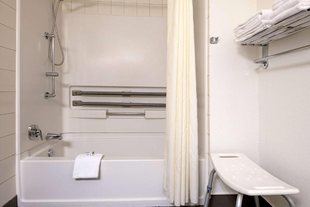 Super 8 by Wyndham Kamloops On The Hill - Resim 30