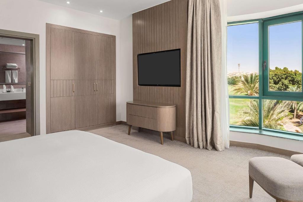 Hilton Pyramids Golf - 18