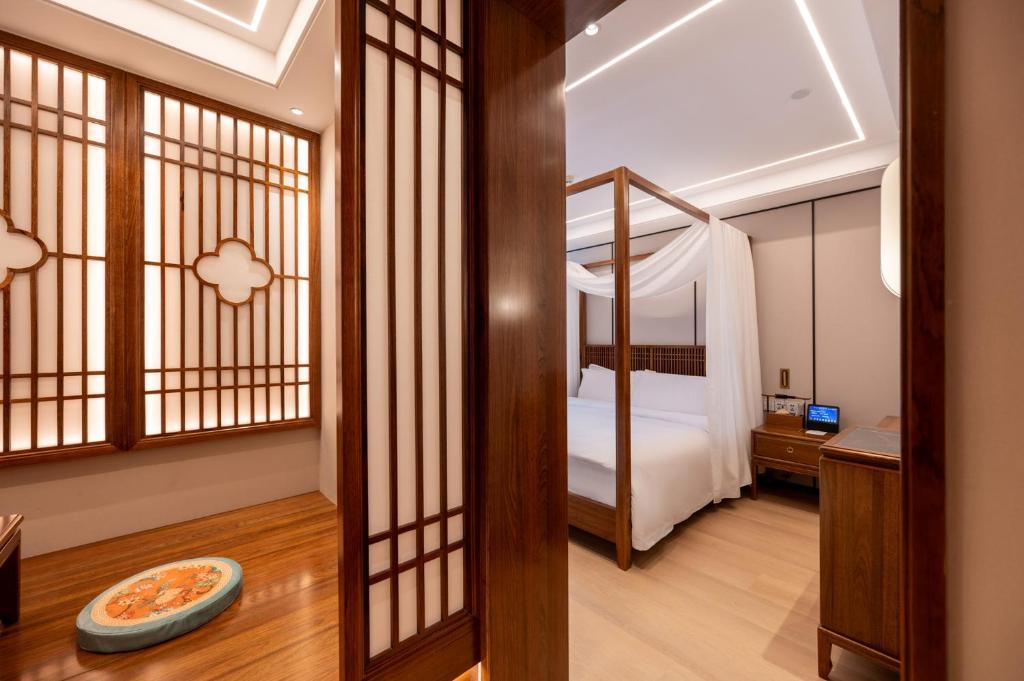Postel nebo postele na pokoji v ubytování Fuxue QiuGuo Hotel Beijing Nanluoguxiang Siheyuan Branch
