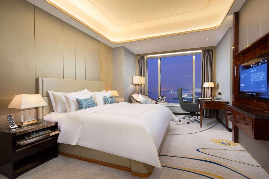 Postel nebo postele na pokoji v ubytování Wyndham Grand Foshan Gaoming