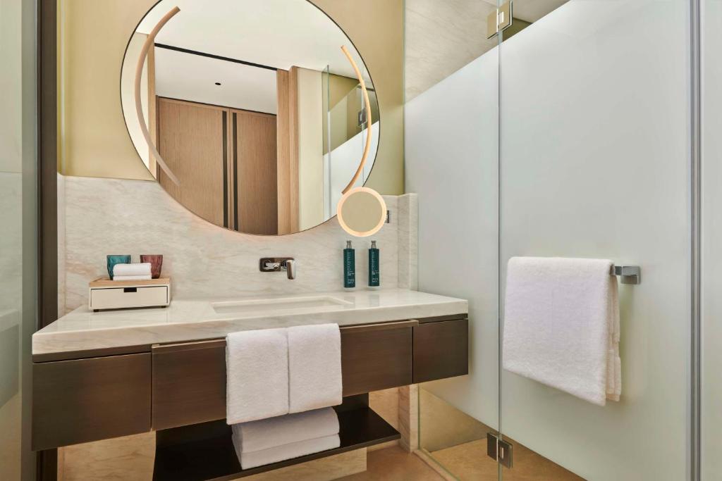 Koupelna v ubytování DoubleTree by Hilton Zhuhai Hengqin