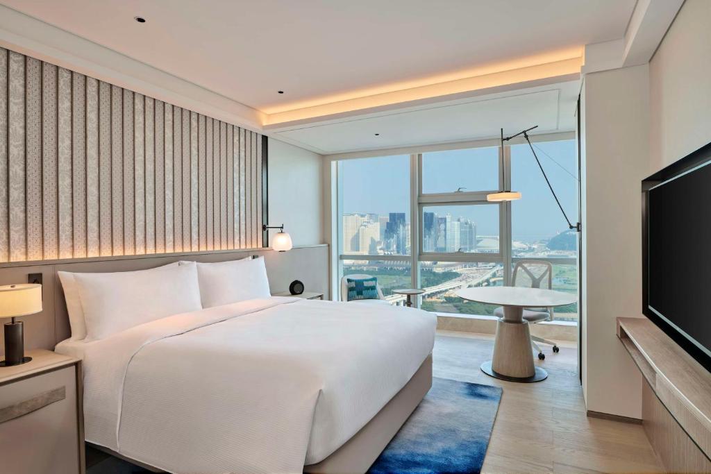 TV a/nebo společenská místnost v ubytování DoubleTree by Hilton Zhuhai Hengqin