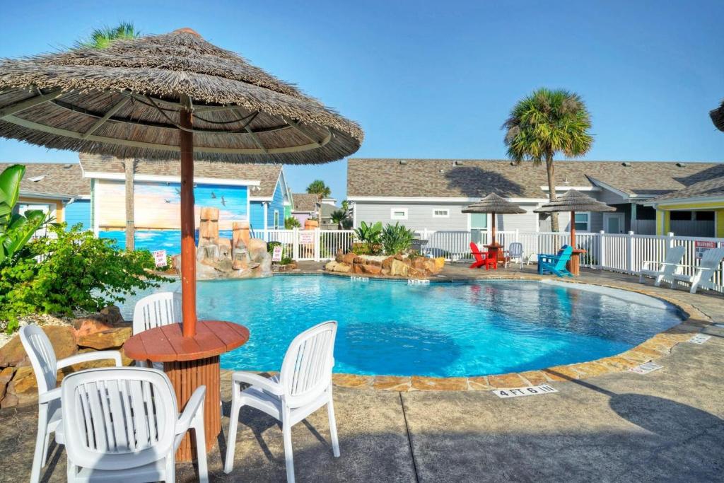Bazén v ubytování Coastal Vibe by AvantStay Sunset at the Pool and Playscape nebo v jeho okolí