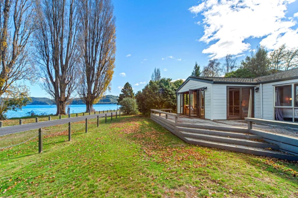 a house on the shore of a lake at Lakeview in Kinloch in Kinloch