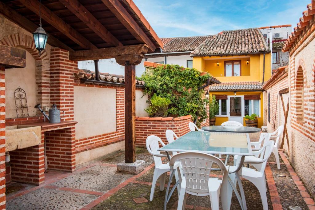 an outdoor patio with a table and chairs at Casa Rural Villa Calera in Rueda