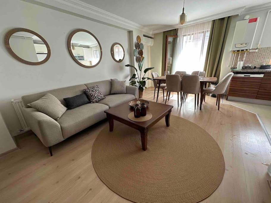 Posezení v ubytování Dublex roof top with AC, perfect location
