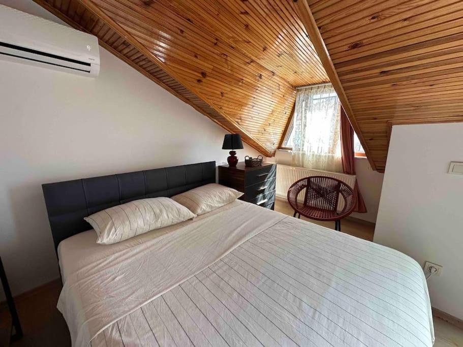 Postel nebo postele na pokoji v ubytování Dublex roof top with AC, perfect location