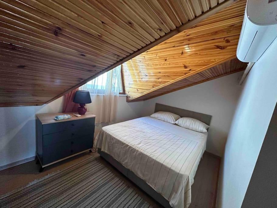 Postel nebo postele na pokoji v ubytování Dublex roof top with AC, perfect location