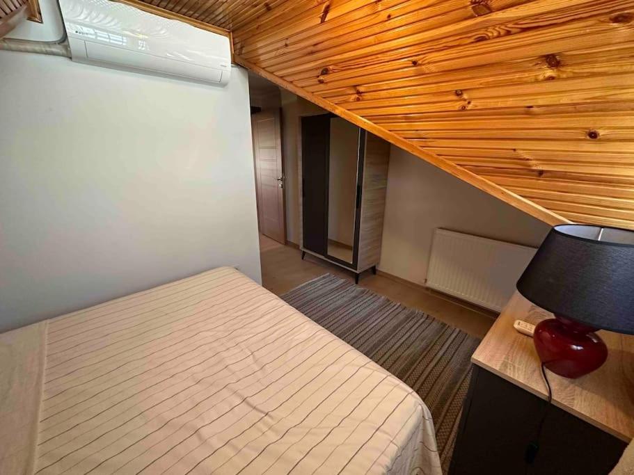 Postel nebo postele na pokoji v ubytování Dublex roof top with AC, perfect location