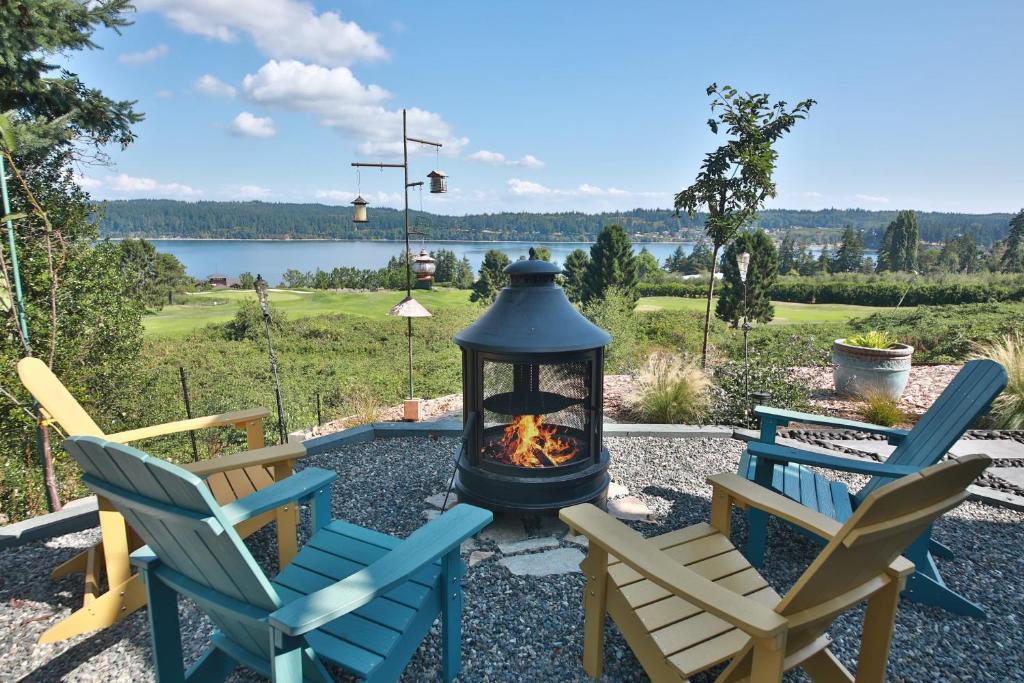 un patio con 2 sedie e un braciere di Fairway Harbor View by AvantStay Outdoor Oasis a Freeland