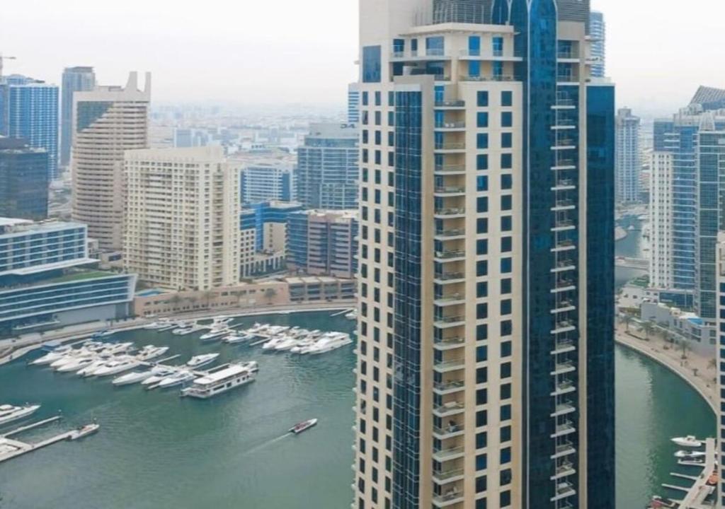 Nespecifikovaný výhled na destinaci Dubaj nebo výhled na město při pohledu z apartmánu