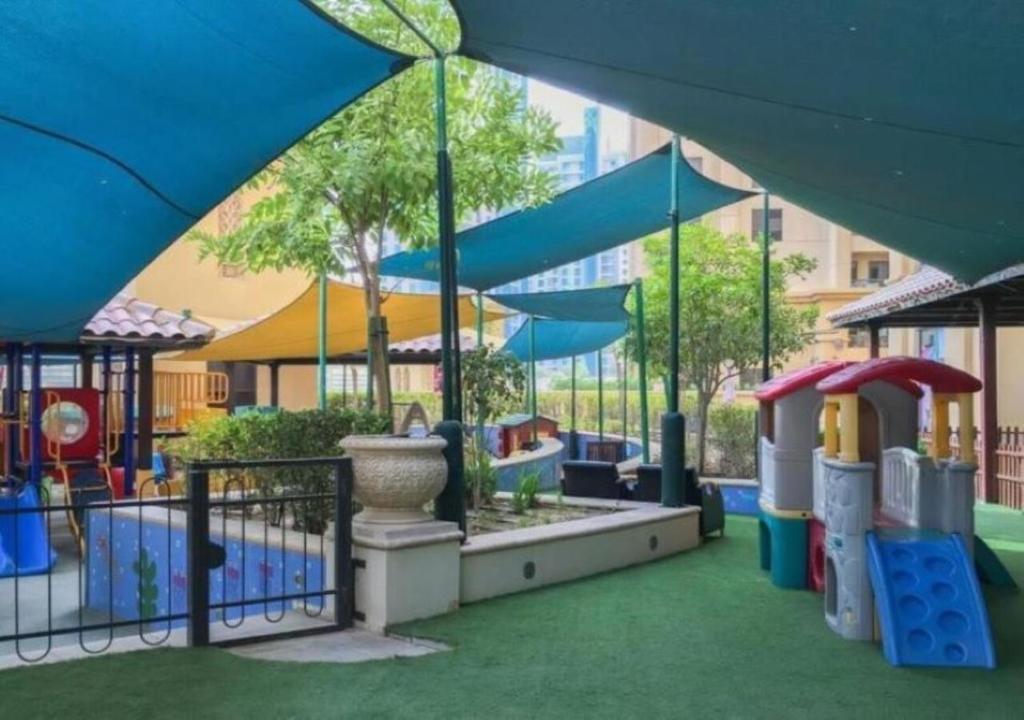 Zahrada ubytování Spacious 2 BR with Amazing Marina View Rimal JBR