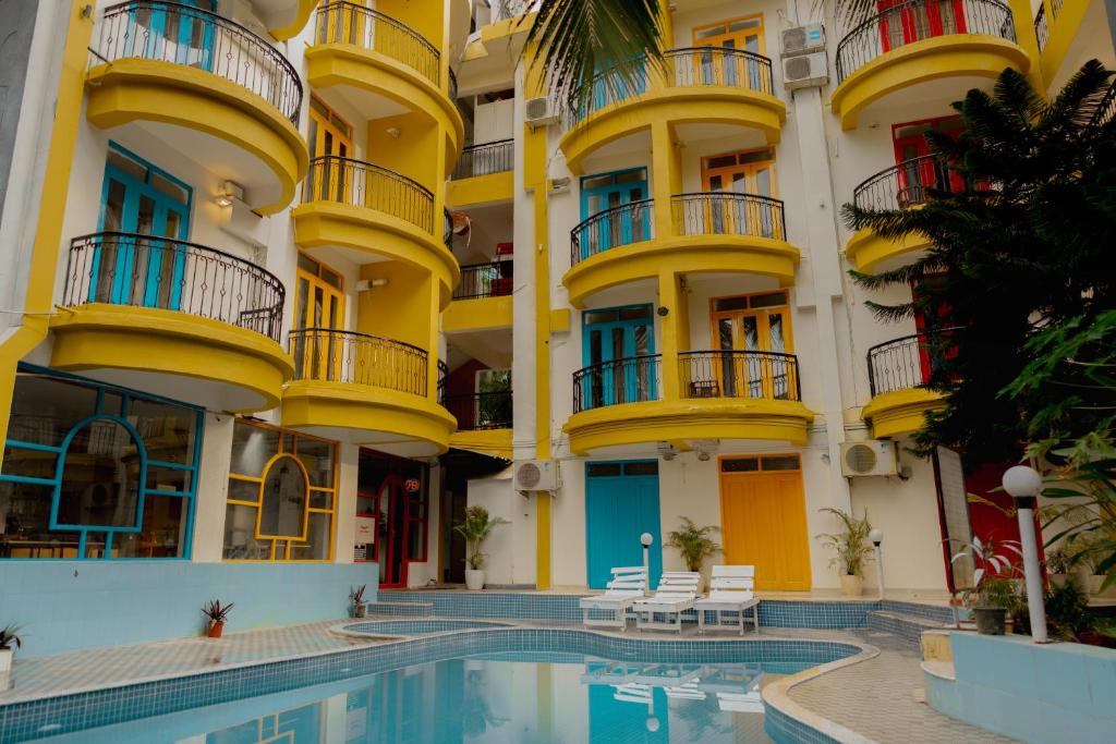 Bazén v ubytování Jolly Panda Resort Goa nebo v jeho okolí