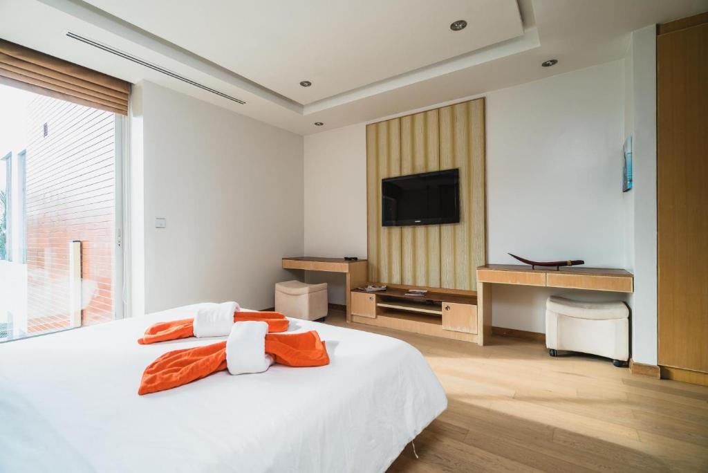 Postel nebo postele na pokoji v ubytování Bright beachfront retreat in Bang Tao