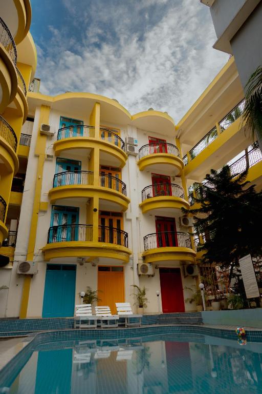 Bazén v ubytování Jolly Panda Resort Goa nebo v jeho okolí