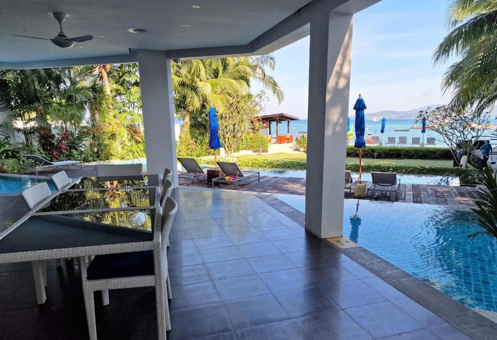 Bazén v ubytování Bright beachfront retreat in Bang Tao nebo v jeho okolí