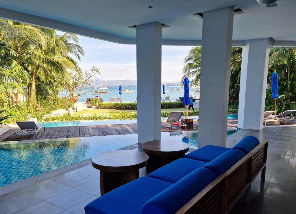 Bazén v ubytování Bright beachfront retreat in Bang Tao nebo v jeho okolí