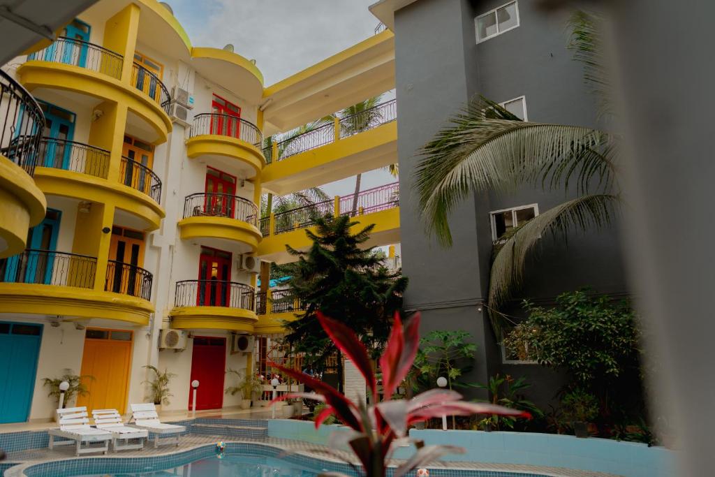 Bazén v ubytování Jolly Panda Resort Goa nebo v jeho okolí