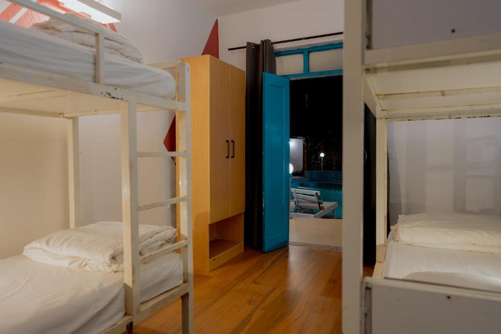 Postel nebo postele na pokoji v ubytování Jolly Panda Resort Goa