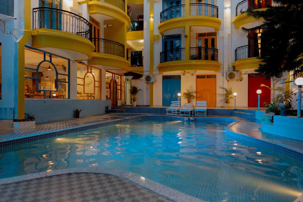 Bazén v ubytování Jolly Panda Resort Goa nebo v jeho okolí