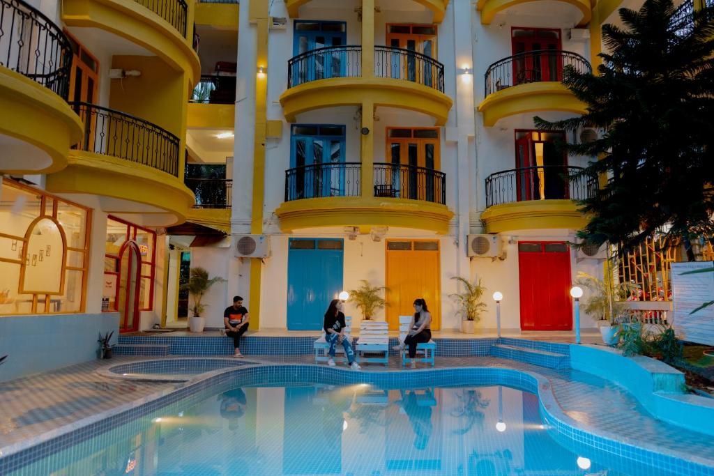 Bazén v ubytování Jolly Panda Resort Goa nebo v jeho okolí