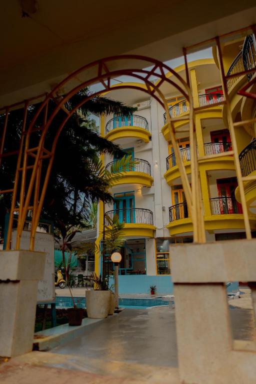 Bazén v ubytování Jolly Panda Resort Goa nebo v jeho okolí