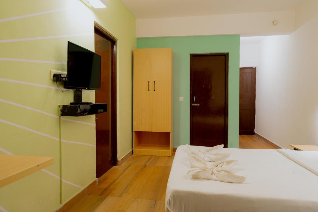 TV a/nebo společenská místnost v ubytování Jolly Panda Resort Goa