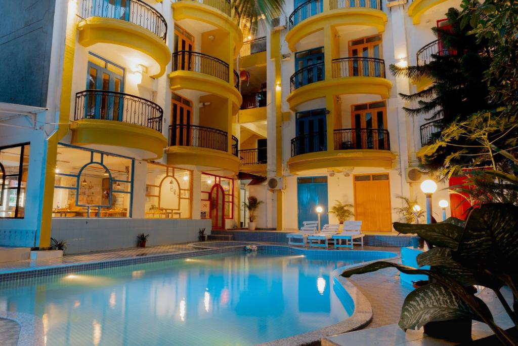 Bazén v ubytování Jolly Panda Resort Goa nebo v jeho okolí