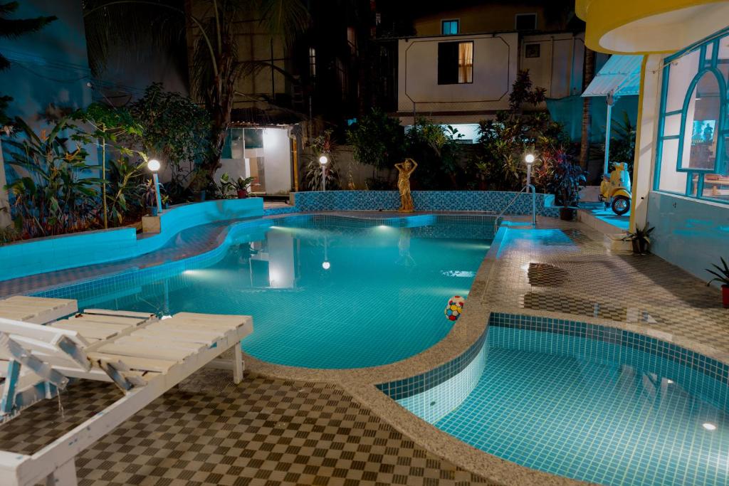 Bazén v ubytování Jolly Panda Resort Goa nebo v jeho okolí