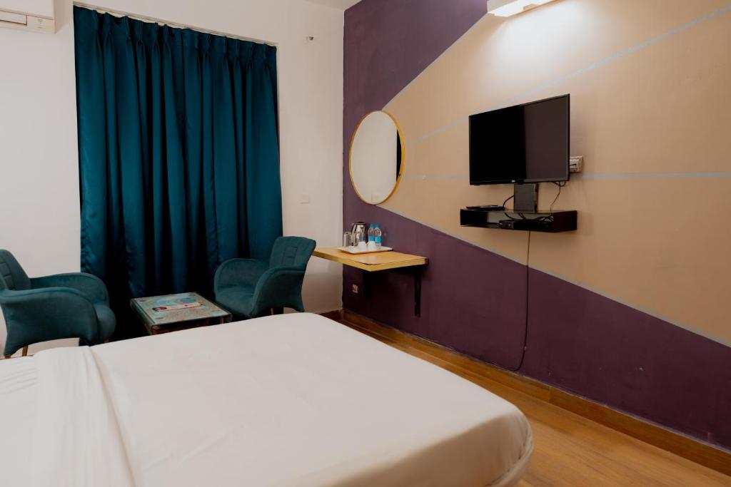 TV a/nebo společenská místnost v ubytování Jolly Panda Resort Goa