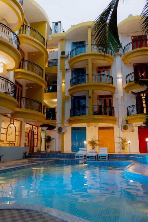 Bazén v ubytování Jolly Panda Resort Goa nebo v jeho okolí