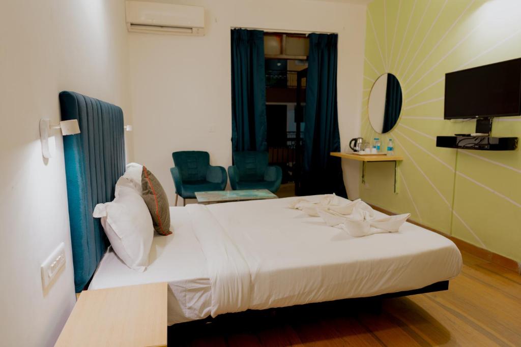 TV a/nebo společenská místnost v ubytování Jolly Panda Resort Goa