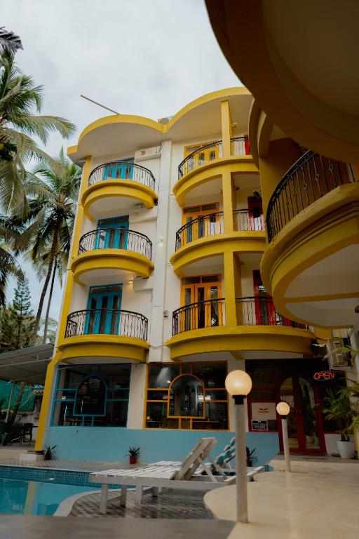 Bazén v ubytování Jolly Panda Resort Goa nebo v jeho okolí