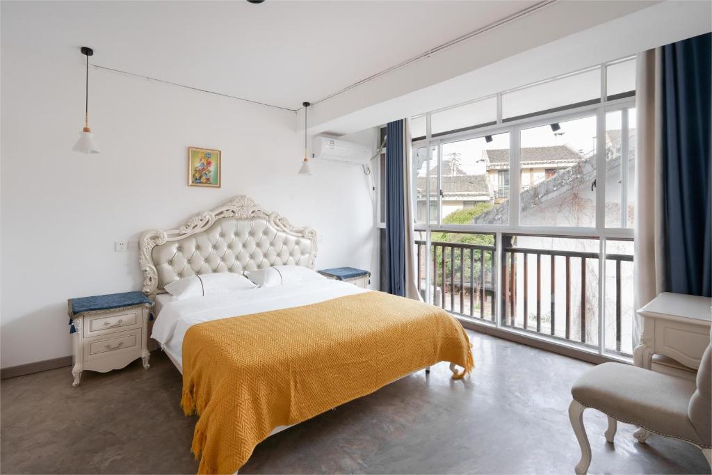 Postel nebo postele na pokoji v ubytování Serene Vale Inn Guilin-Free One Way pick up service to High-speed Railway Station for 2 Nights
