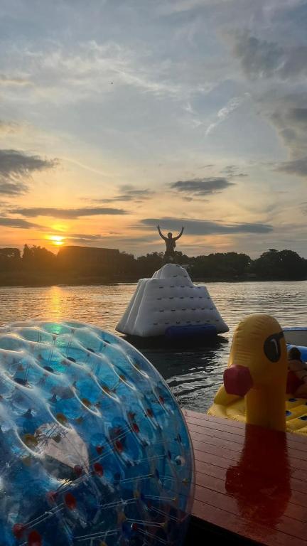 Východ nebo západ slunce při pohledu z hostelu nebo okolí