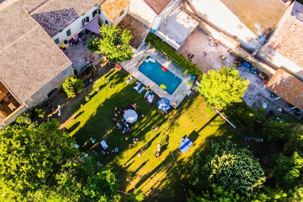 - une vue sur la cour et la piscine dans l'établissement La villa de Jacques et Mitzi, à Villeneuve-lès-Béziers