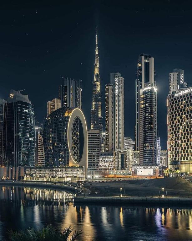 Nespecifikovaný výhled na destinaci Dubaj nebo výhled na město při pohledu z kapslového hotelu