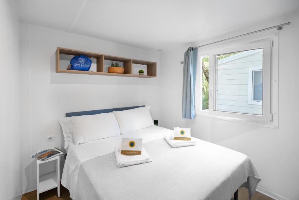 A bed or beds in a room at Club del Sole Marina Romea Easy Camping Village