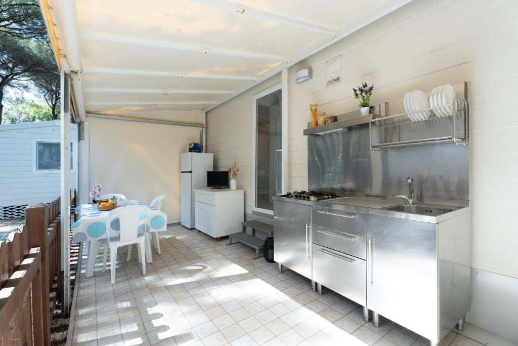 A kitchen or kitchenette at Club del Sole Marina Romea Easy Camping Village