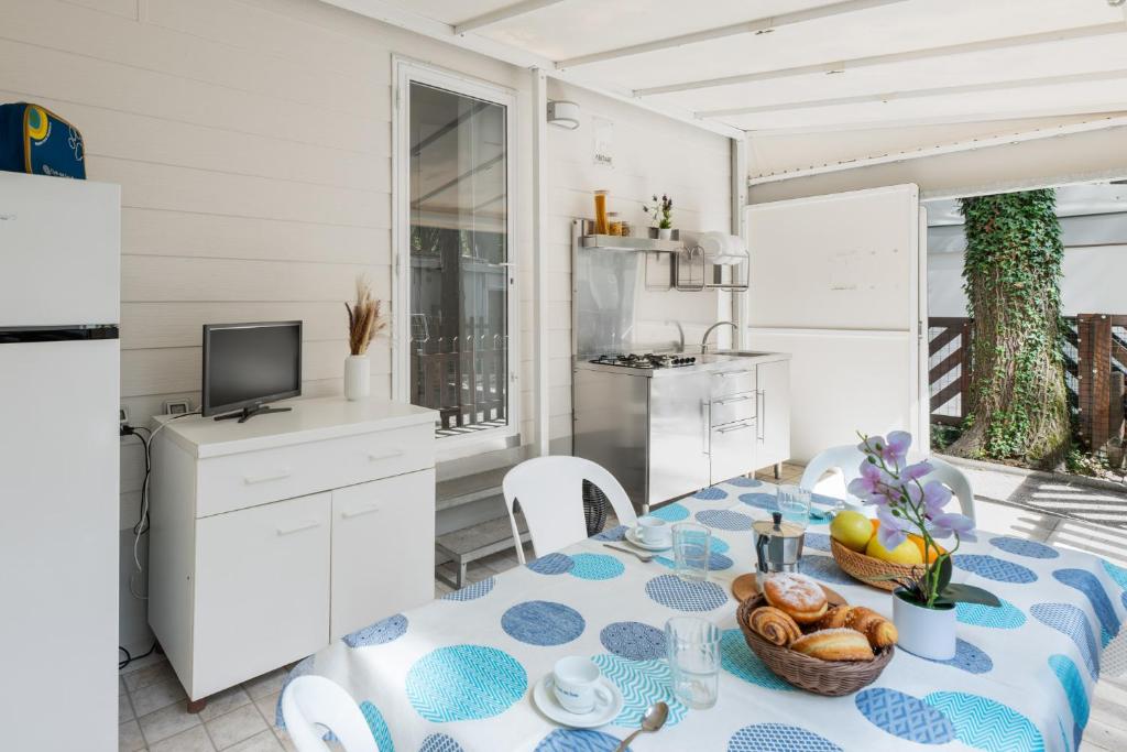 A kitchen or kitchenette at Club del Sole Marina Romea Easy Camping Village
