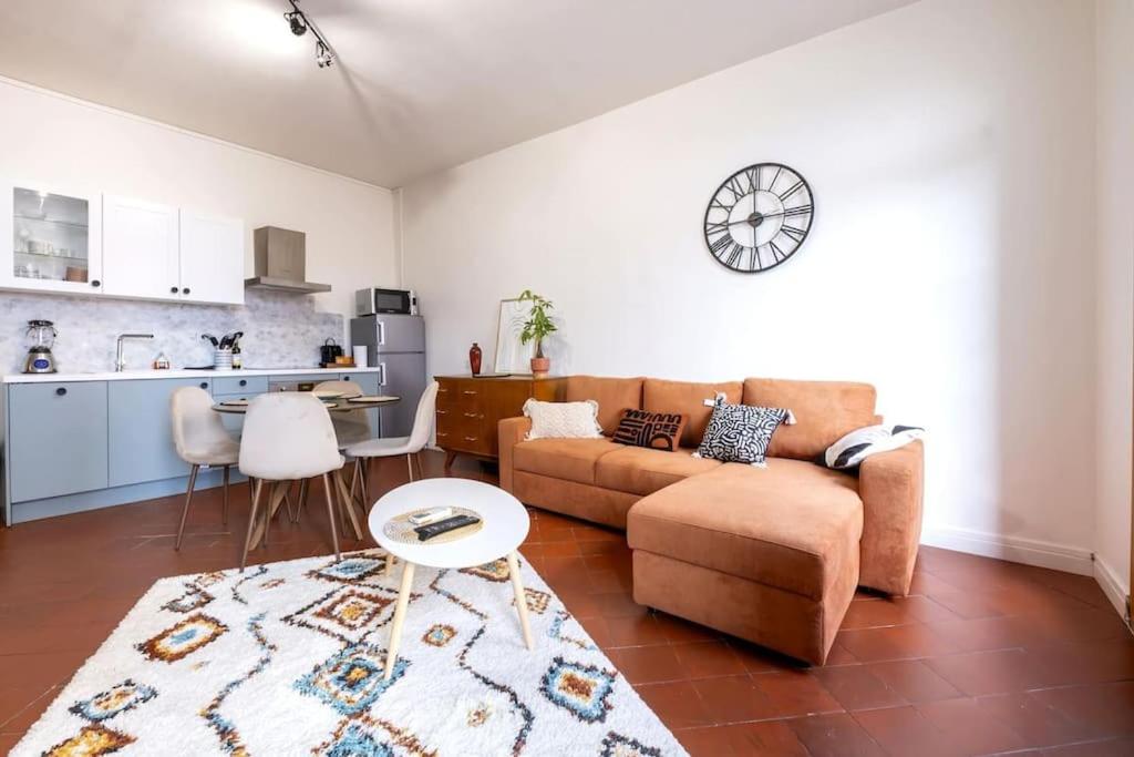 un salon avec un canapé et une table dans l'établissement Le Balcon Catalan - Perpignan Centre, à Perpignan