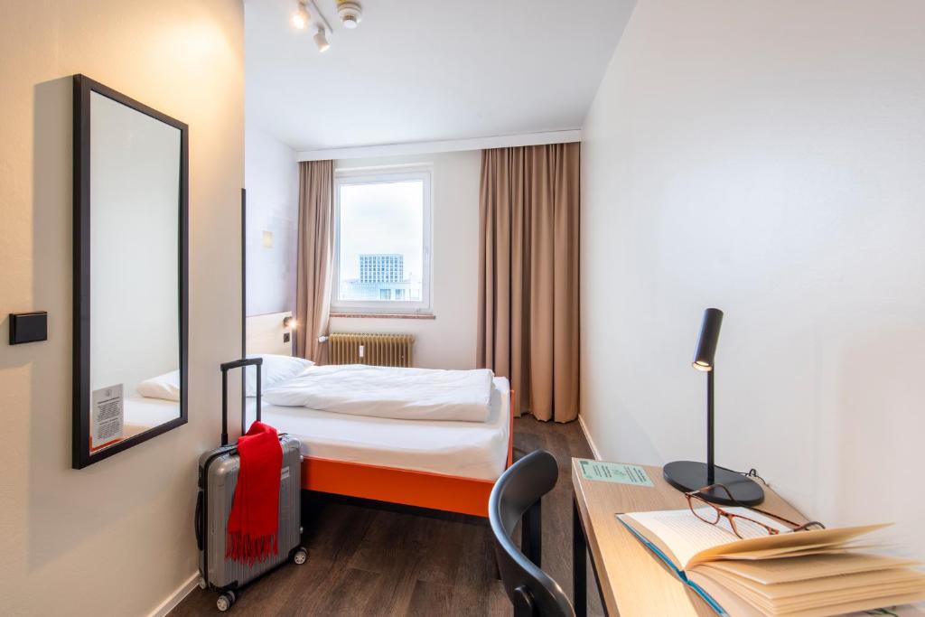 Postel nebo postele na pokoji v ubytování MEININGER Hotel München Zentrum