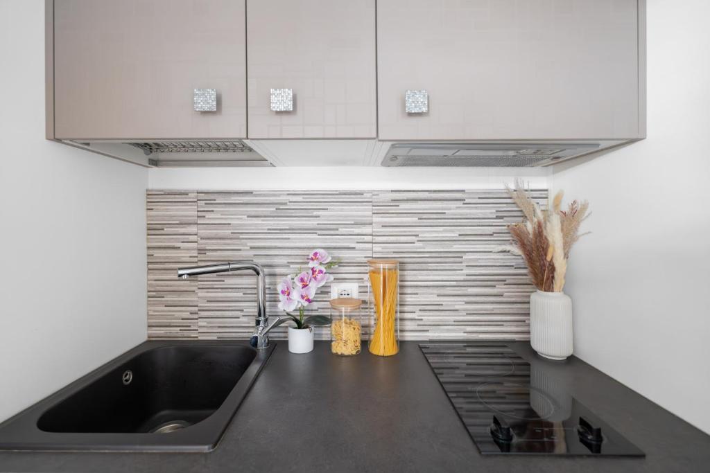 A kitchen or kitchenette at Club del Sole Marina Romea Easy Camping Village
