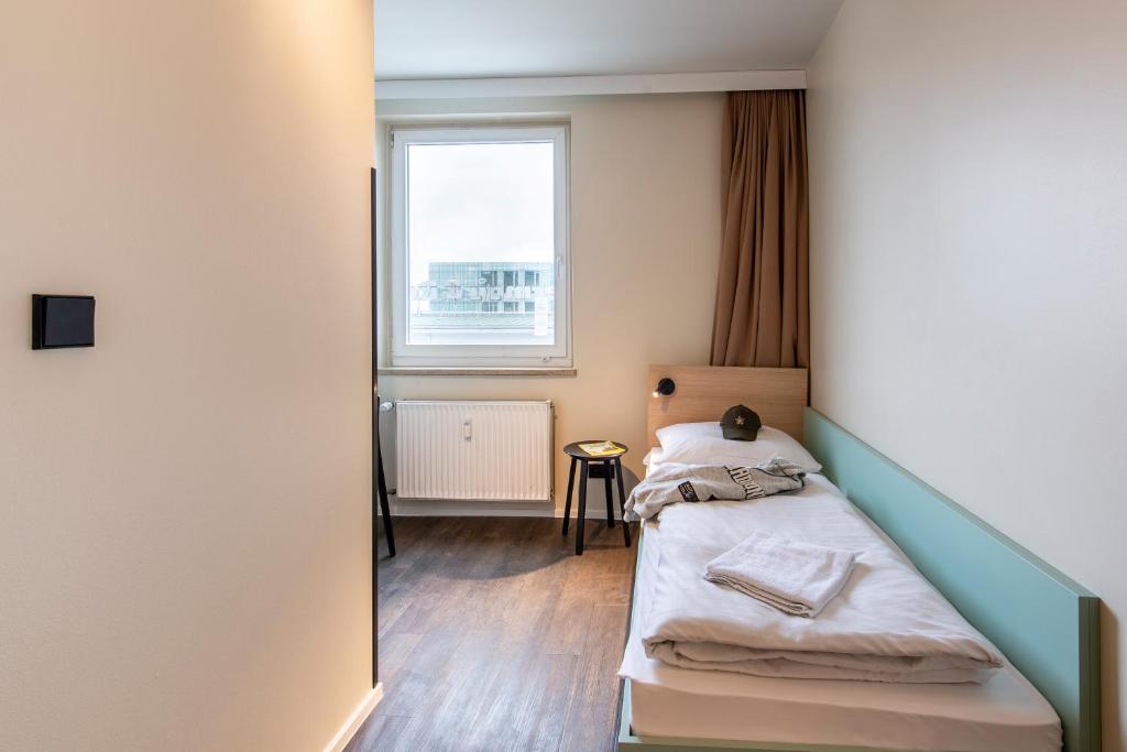 Postel nebo postele na pokoji v ubytování MEININGER Hotel München Zentrum